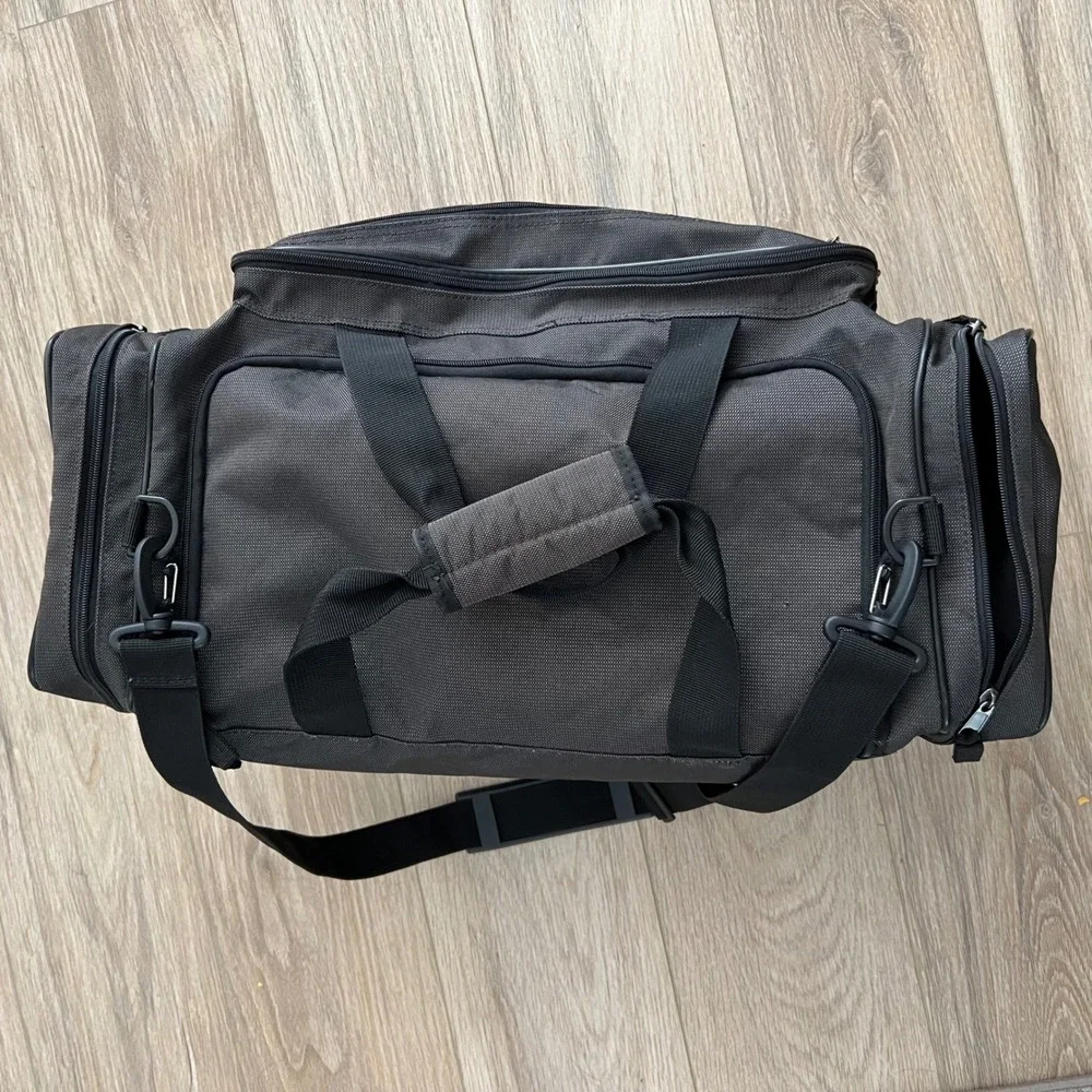 Orvis Weekender Duffel Bag Durable water resistant Grey Nylon Travel Gym Bag 22
